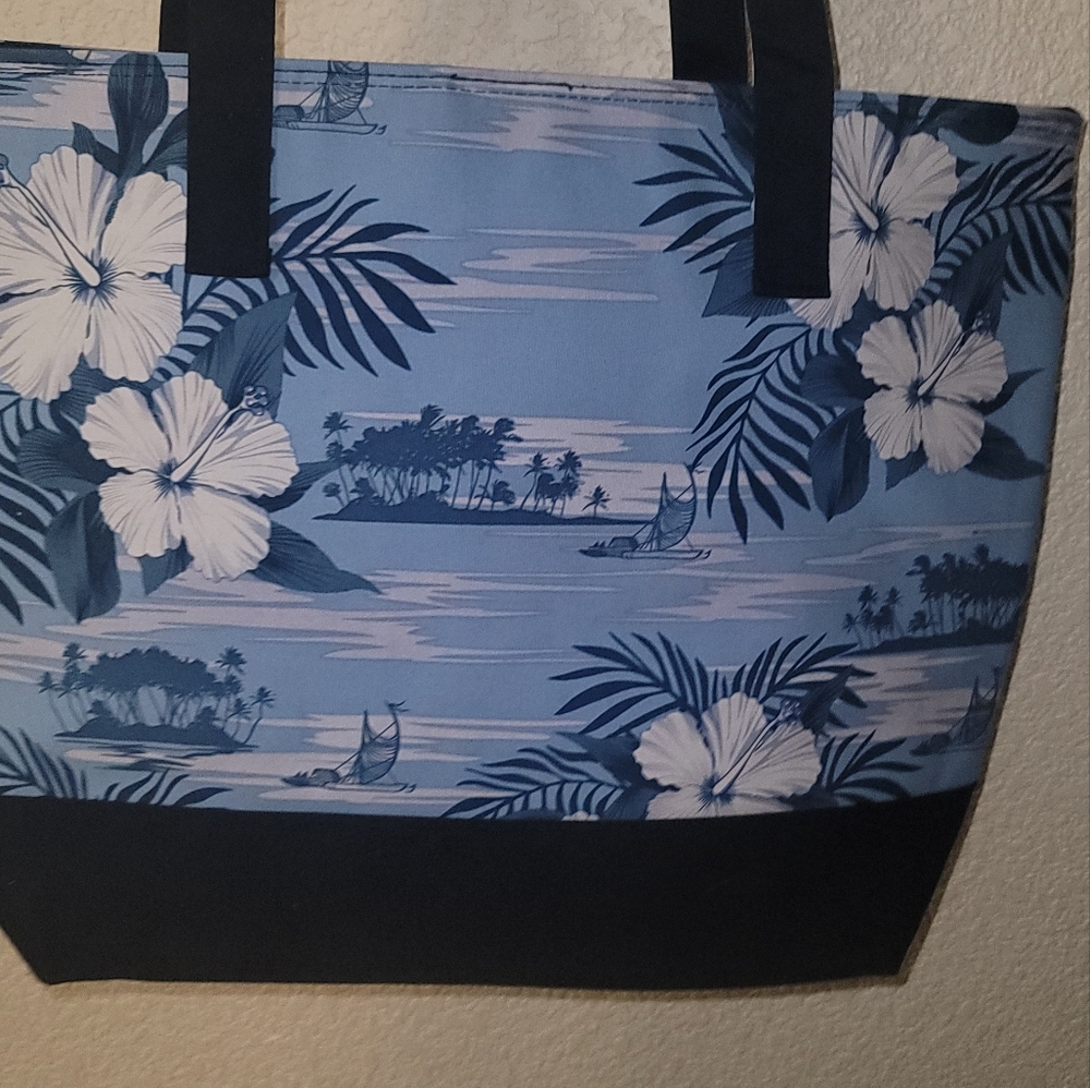 NWT Island Accent Tote - Picture 3 of 3